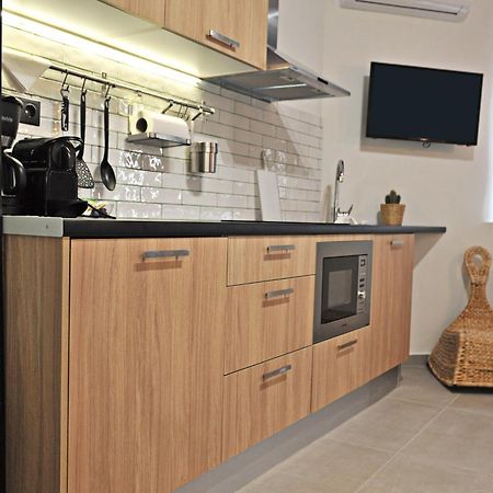 The Athenians Modern Apartments Номер фото